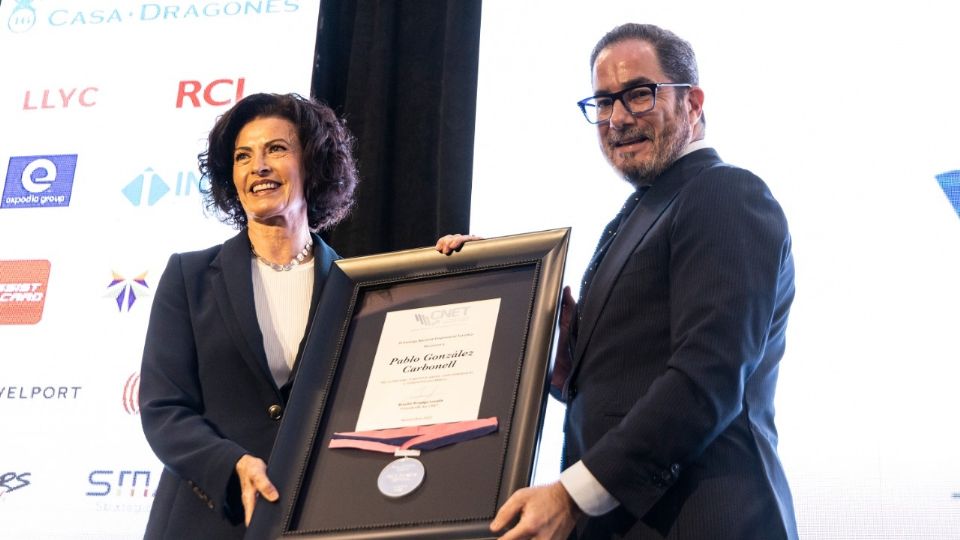 Gaby Vargas, esposa de Pablo González Carbonell, recibió el reconocimiento por parte del Consejo Nacional Empresarial Turístico.