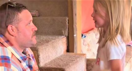 Hombre pide de rodillas a hija de su prometida ser su padrastro: VIDEO