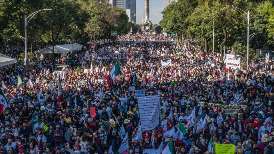 Ciudadanos marchan en apoyo al presidente Andrés Manuel López Obrador.