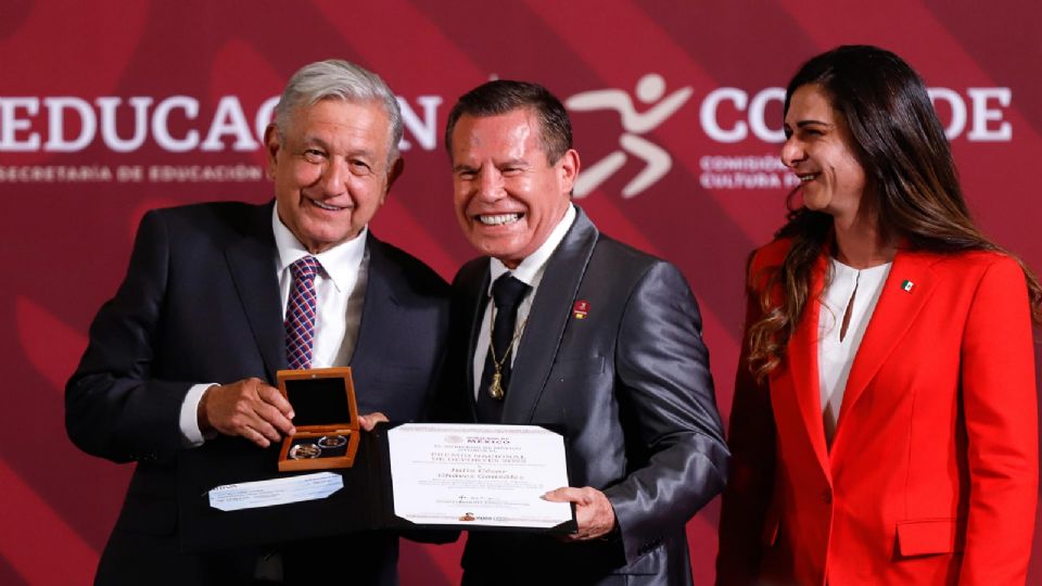 Julio César Chávez recibió de la mano del presidente Andrés Manuel López Obrador la distinción del Premio Nacional del Deporte.