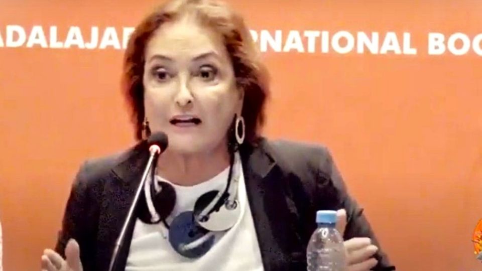 Patricia Armendáriz es abucheada en la FIL de Guadalajara por defender a AMLO