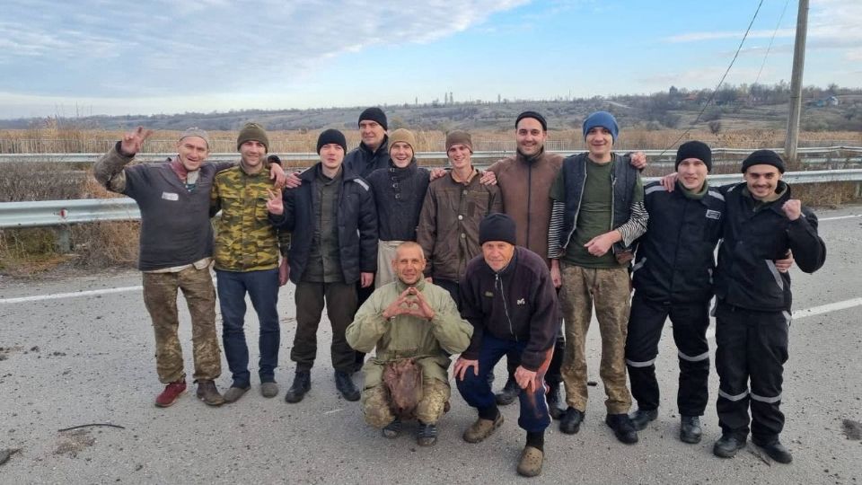 Prisioneros de guerra ucranianos posando para una foto tras un intercambio con Rusia