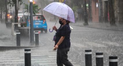 Atienden servicios de emergencia problemas por lluvias en CDMX