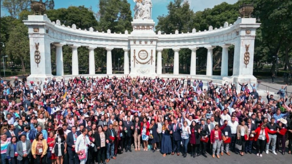 Claudia Sheinbaum respalda a lado de más de mil funcionarios la Reforma Electoral.