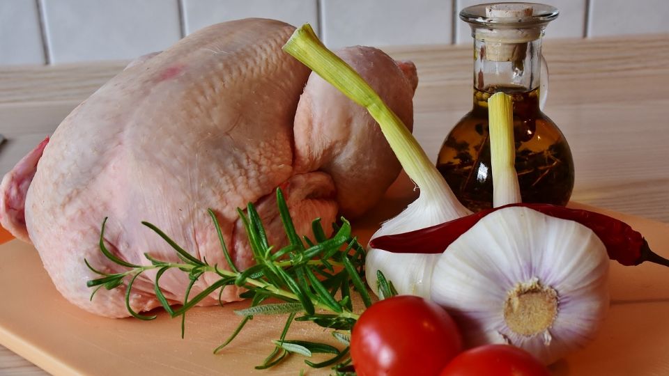 Pollo crudo, ajo y aceite.