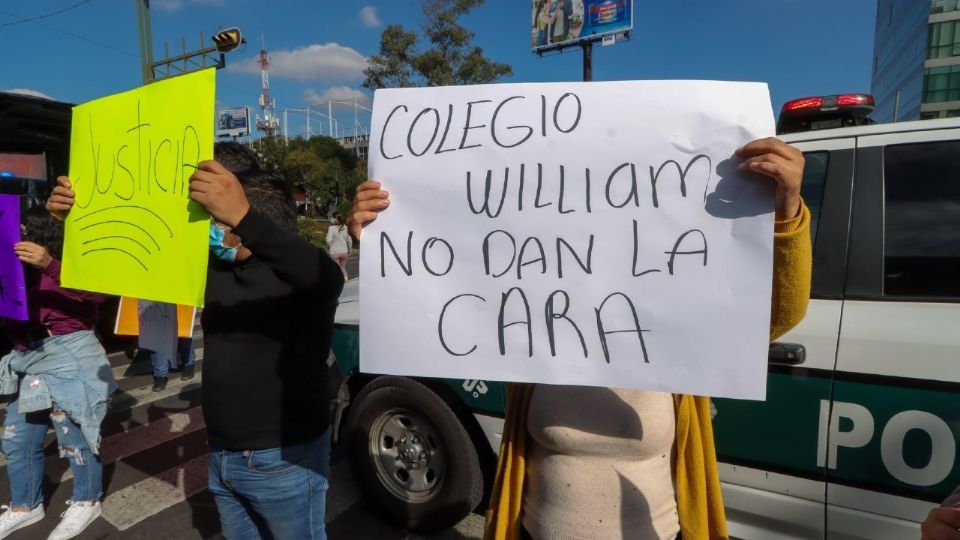 Manifestación de padres de familia del Colegio Williams.