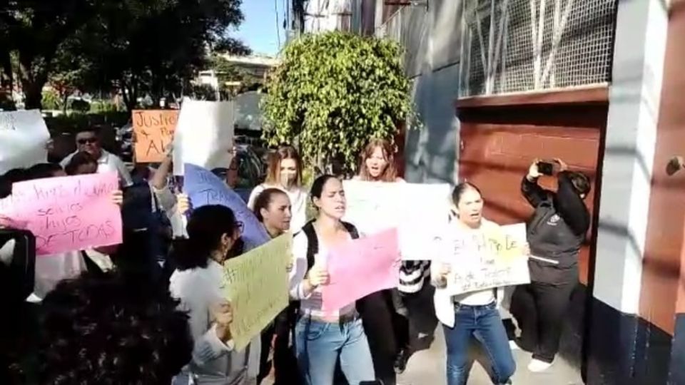 Integrantes de colectivos protestaron frente a las instalaciones del Colegio Williams por la muerte de Abner.