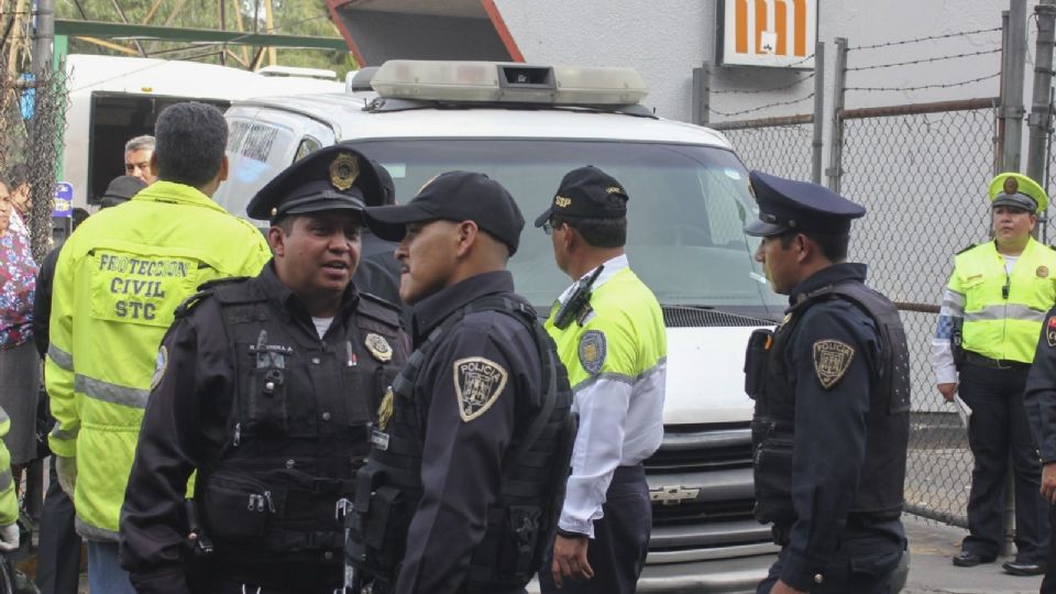 Joven intenta suicidarse en la estación Potrero de la L3 del Metro; policías lo evitan.