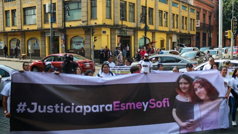 Manifestantes piden justicia en caso de hermanas Esmeralda y Sofía.