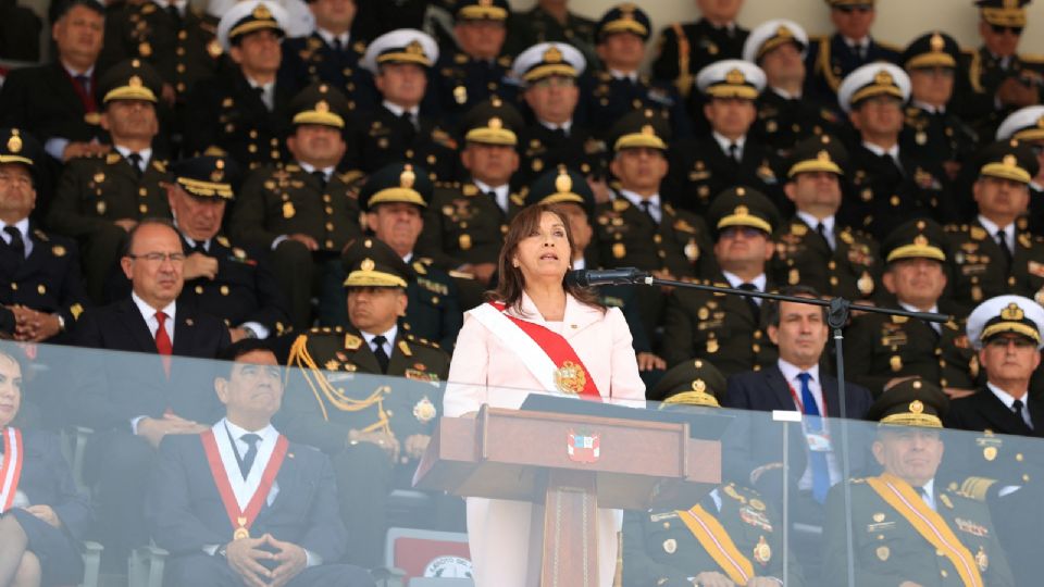La presidenta de Perú, Dina Boluarte, habla durante una ceremonia para conmemorar el Día del Ejército Peruano