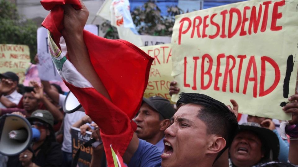Crisis en Perú sigue tras el encarcelamiento de Pedro Castillo