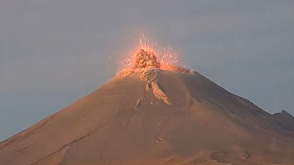 Volcán Popocatépetl registra explosión con bombas de lava.