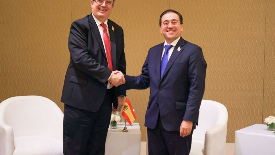 El titular de la SRE presume foto con el español José Manuel Albares;AMLO asegura que las relaciones con España están en pausa.