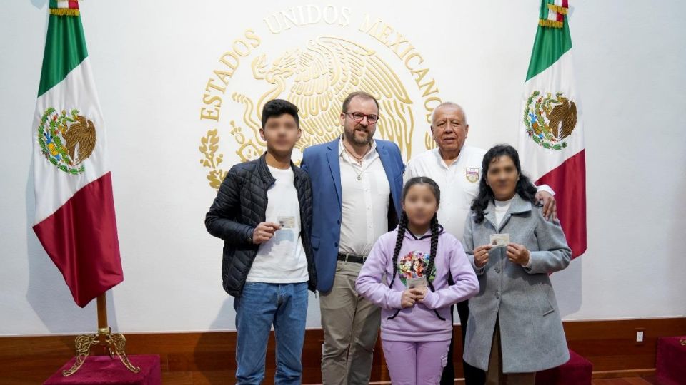 Lilia Paredes y su familia al recibir el documento de asilo en México.