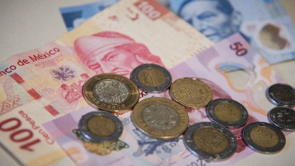 Salario mínimo, monedas y billetes.