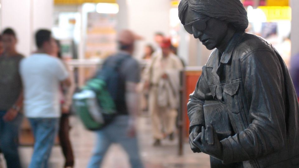 La estatua del cantante se encuentra en una de las estaciones del Metro de la CDMX.