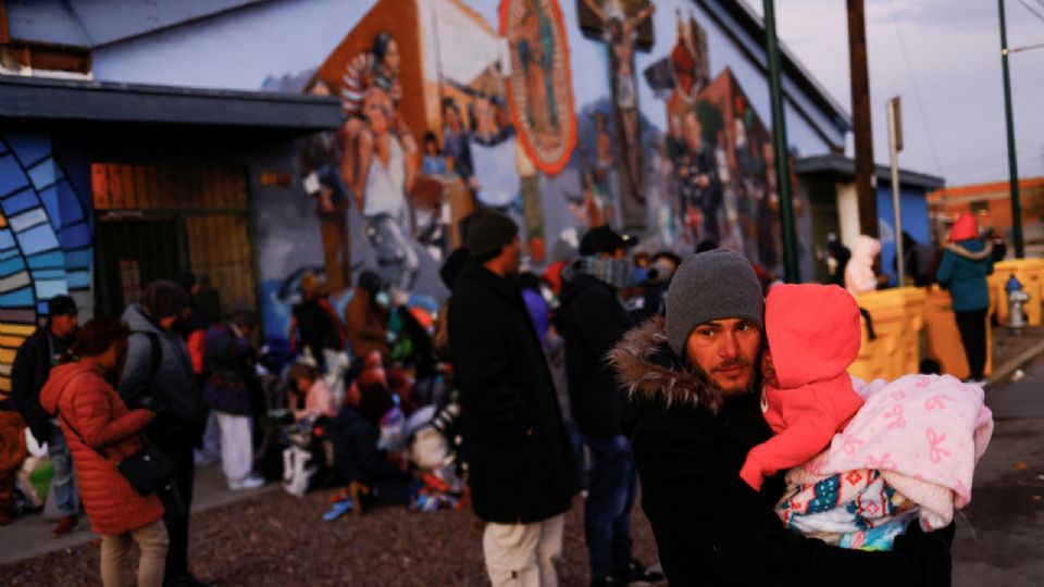 migrantes enfrentan una gélida Navidad en frontera entre EU y México.