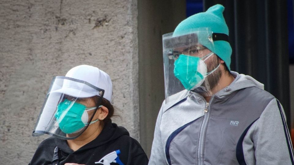 Personas con caretas y cubrebocas para protegerse de contagios de Covid-19.