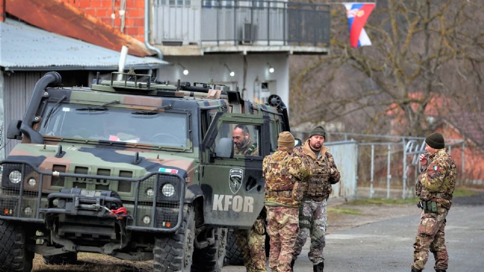 Carabineros italianos integrantes de la misión de paz de la OTAN hacen guardia