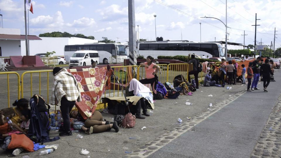 Migrantes duermen en los alrededores de la Estación Migratoria Siglo XXI.