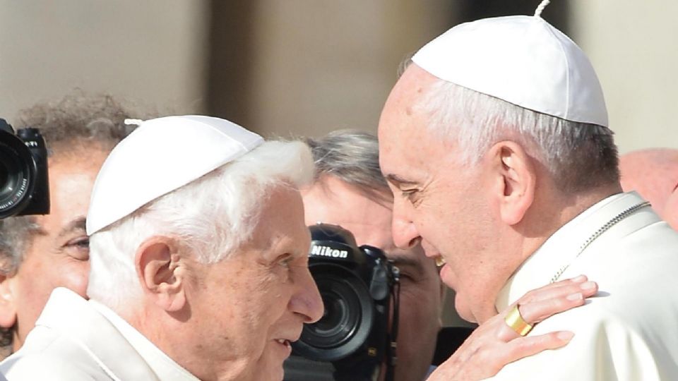 Papa Francisco lamentó la muerte de su antecesor, Benedicto XVI.