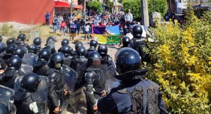 Más de 14 heridos deja enfrentamiento entre maestros y policías en Uruapan, Michoacán