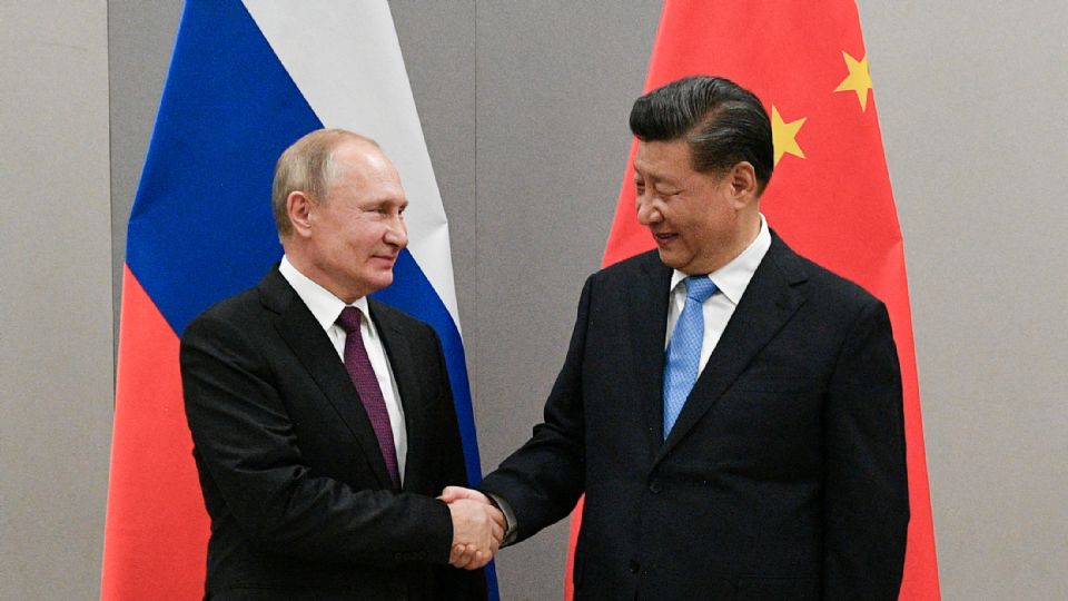 El presidente ruso, Vladímir Putin, estrecha la mano del presidente chino, Xi Jinping
