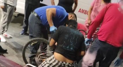 Menor se incrusta el cuadro de su bicicleta tras chocar contra un automóvil en Iztacalco