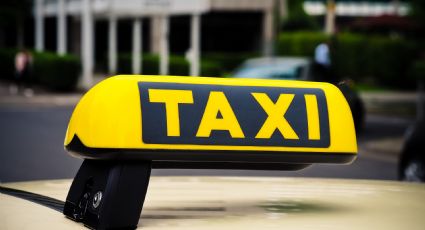 Edomex: Asaltan a mujer en un taxi y la arrojan de este en movimiento