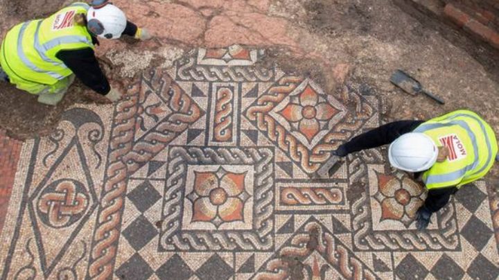 ¡Vaya descubrimiento! Arqueólogos hallan el mosaico romano más grande de Londres