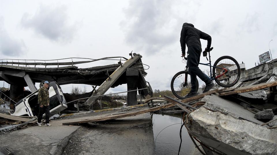 Un hombre camina en Ucrania entre los destrozos