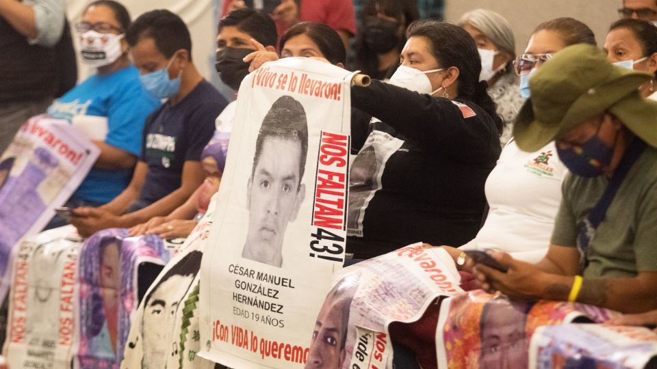 Padres de los 43 normalistas de Ayotzinapa en protesta