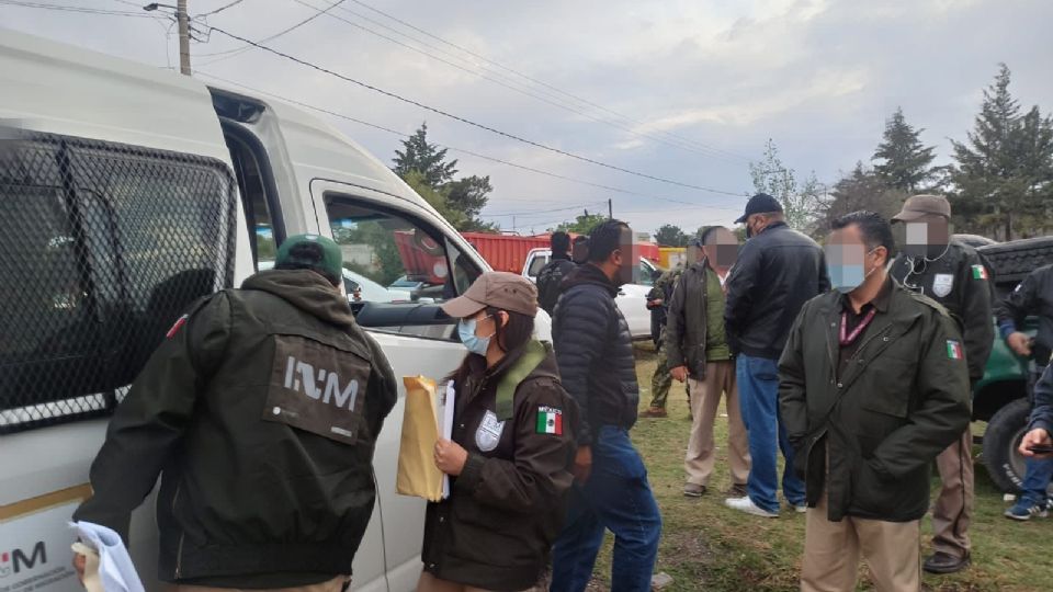 El INM encontró esta camioneta con migrantes.