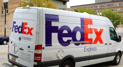 Critican a repartidora de FedEx por entregar un paquete girándolo por el suelo