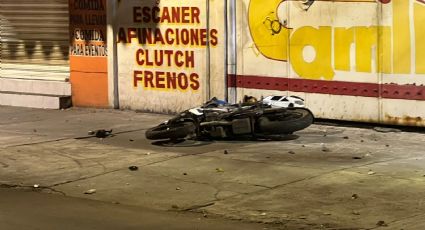 Muere motociclista tras impacto de frente contra un poste