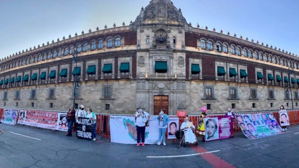 Frente a Palacio Nacional, colectivos de familiares de desaparecidos protestaron para pedir que se resuelva este problema en México.