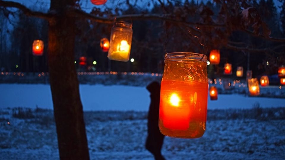 Finlandia a obscuras en una noche de invierno.