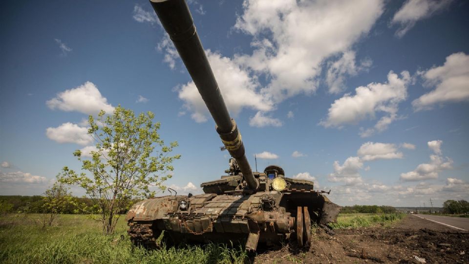 Restos de un tanque, camino a la localidad de Vil'khivka, en Járkov.