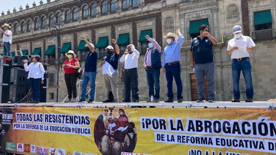 Integrantes de la CNTE anuncian un plantón en el Zócalo capitalino.