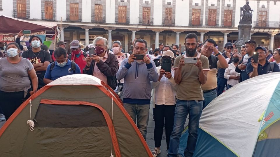 Docentes de la CNTE mantienen plantón afuera de las oficinas de la SEP