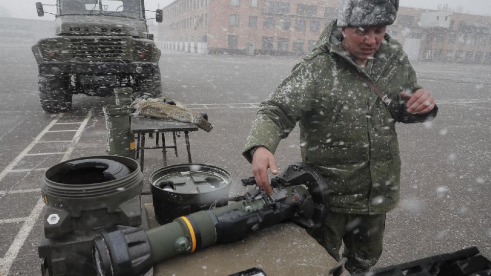 Un soldado ucraniano recibiendo armas.