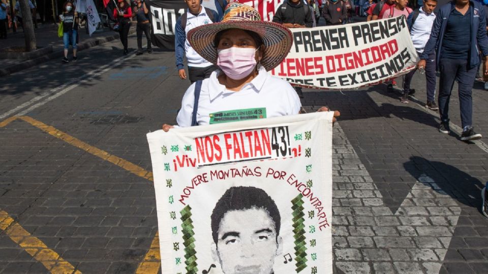 Protesta familiares de normalistas de Ayotzinapa.