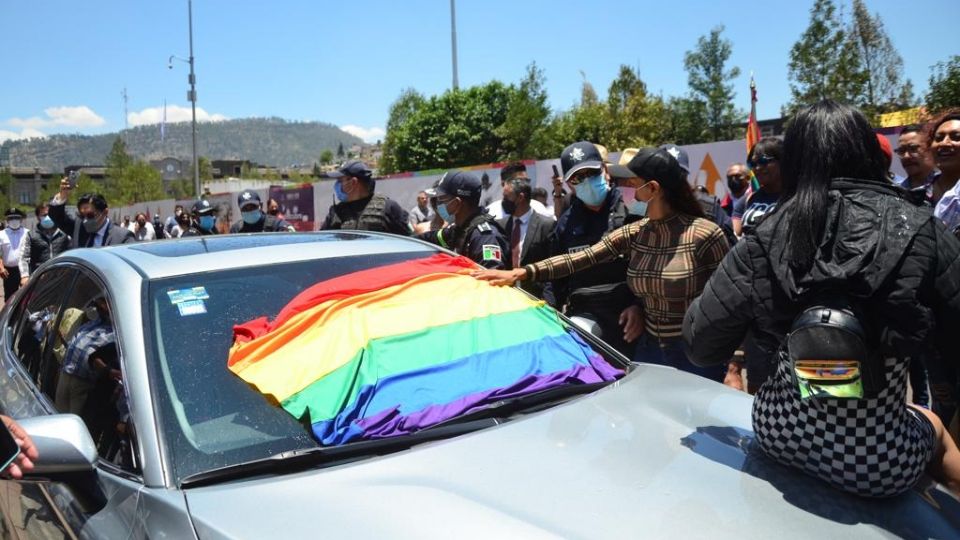 Enfrentamiento entre activistas LGBTTTI y policías.