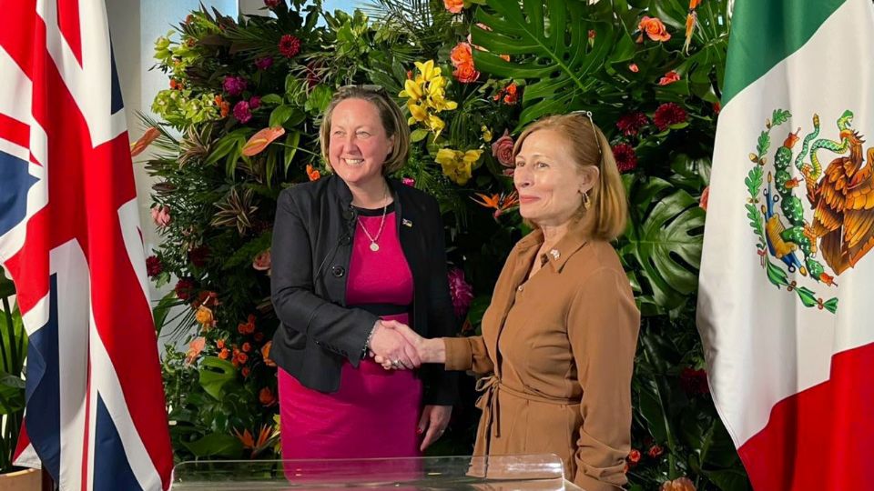 Anne-Marie Trevelyan y Tatiana Clouthier  en un encuentro donde 
realizaron formalmente el comienzo de las negociaciones de la relación comercial entre Gran Bretaña y México.