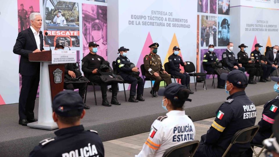 El gobernador del Estado de México, Alfredo del Mazo Maza, entrega equipo para reforzar a la policía estatal.