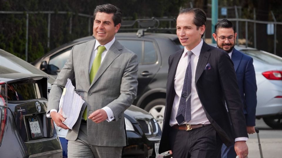 Los abogados de Juan Collado, Carlos Brambila y Mauricio Flores a su salida del Reclusorio Norte tras la primer audiencia por el caso de una red de corrupción.