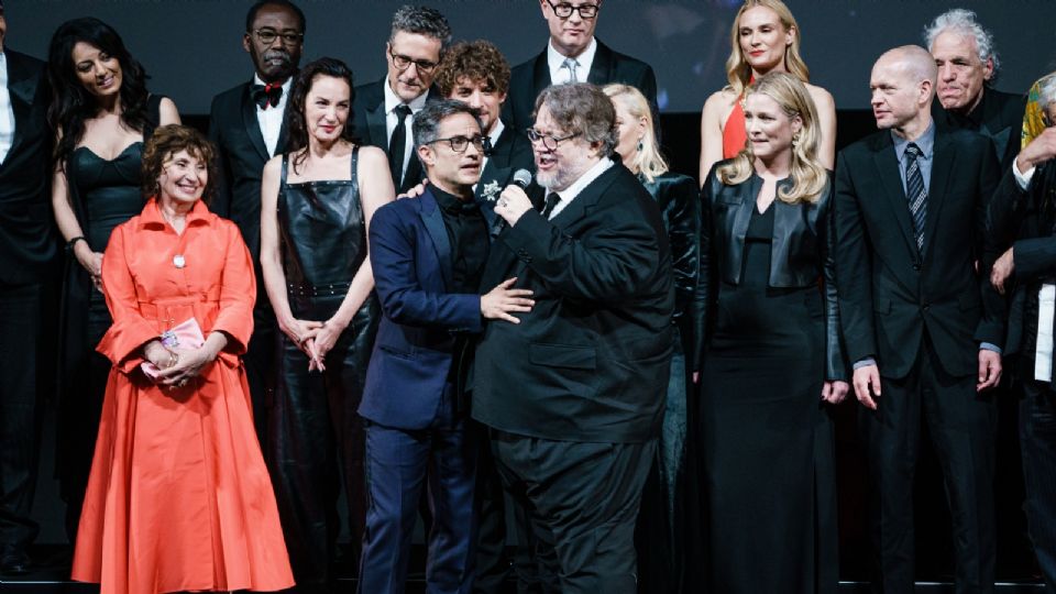 Gael García Bernal y Guillermo del Toro, cantando juntos en la 75 ª edición del festival de Cannes