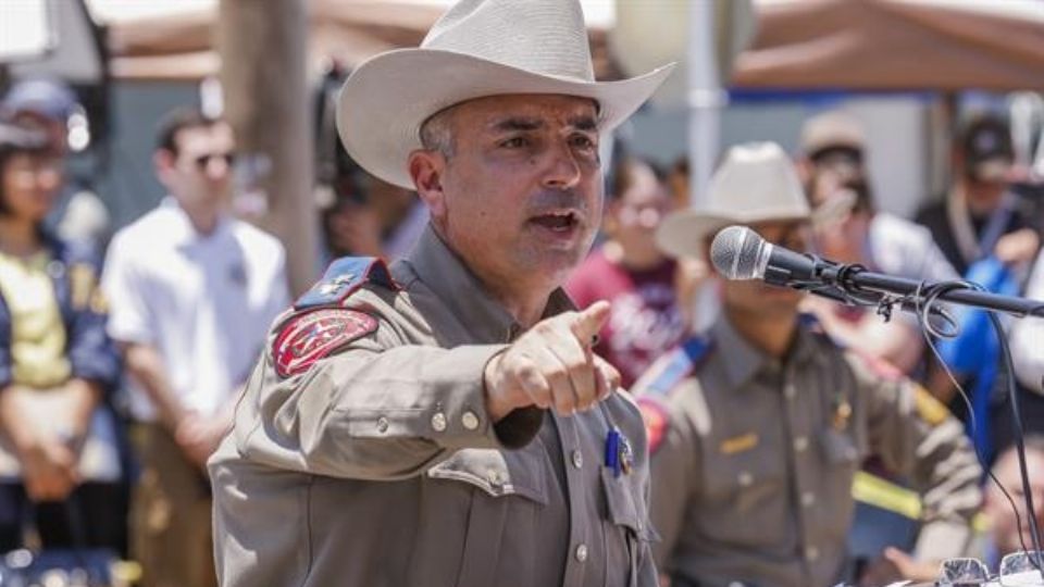 La policía de Uvalde, Texas, dijo que el tirador entró a la escuela sin oposición, contrario a versiones que se enfrentó a un guardia.