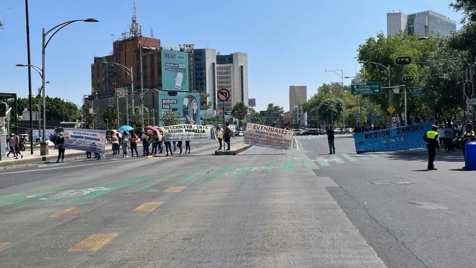 Bloquea CNTE vialidades en Reforma e Insurgentes