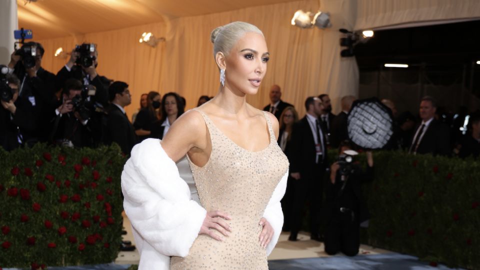 Kim Kardashian desfila por la alfombra roja del Met Gala